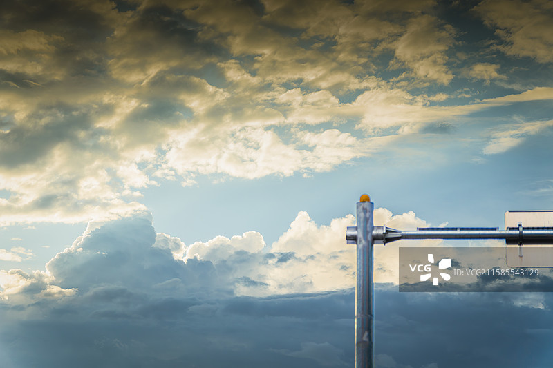 蓝调时刻天边的一缕阳光图片素材