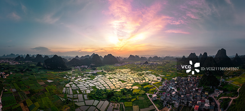 广西阳朔会仙玻璃田日出火烧云图片素材