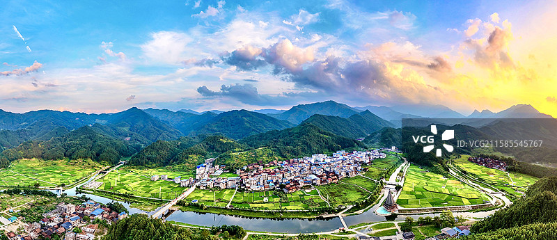 8月10日，广西融水苗族自治县洞头镇水稻陆续成熟，层层叠叠的梯田与村寨、蓝天白云相得益彰，景色怡人图片素材