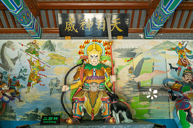 中国山东省济南市大明湖公园，二郎庙天目神威神话人物二郎神杨戬哮天犬两侧梅山六杰武将，室内无人图像摄影图片素材