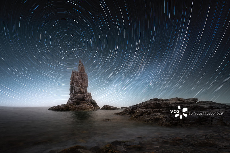 星轨环绕将军岩图片素材