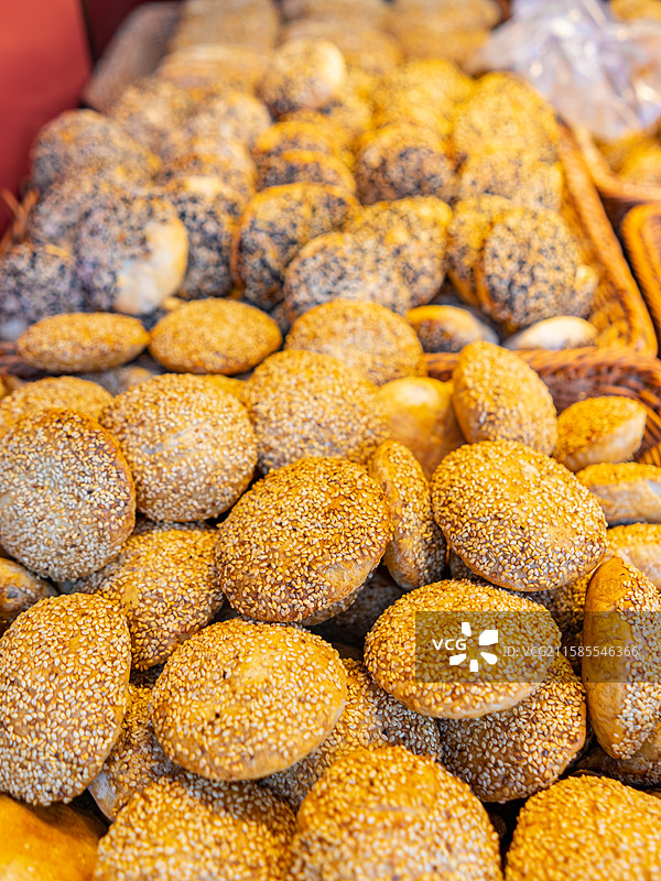 中国餐饮行业饮食产业，传统经典中国食品，货摊篮子里各种口味的芝麻马蹄烧饼，户外白昼无人图像摄影图片素材