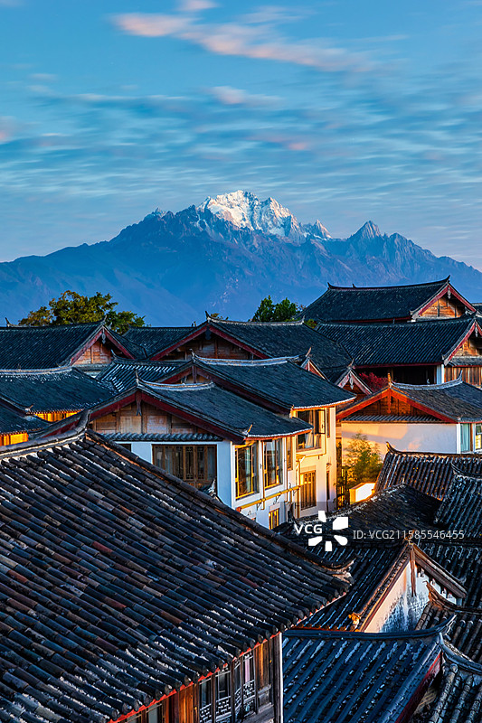 黎明前的丽江古城和玉龙雪山图片素材