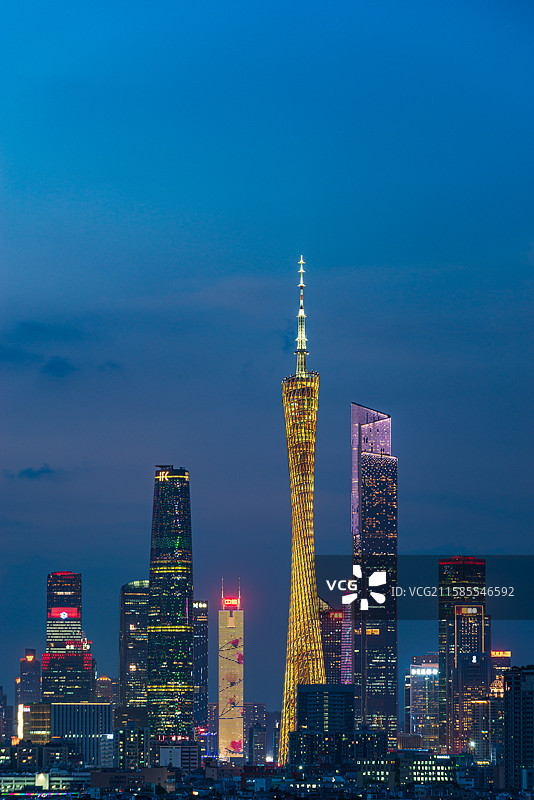 远眺金黄色广州塔与中信大厦、珠江新城CBD地标建筑同框景观都市夜景图片素材
