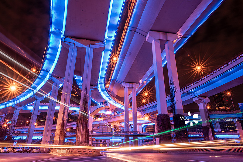 上海市区市中心延安路高架南北高架交叉路口十字路口交通汽车运输出行车流车轨夜景城市快速路图片素材