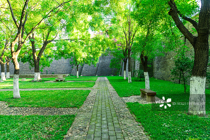 中国山东省泰安市泰山区泰山旅游景区著名景点，古代建筑行宫岱庙里的中式庭院露台花园，户外无人图像摄影图片素材