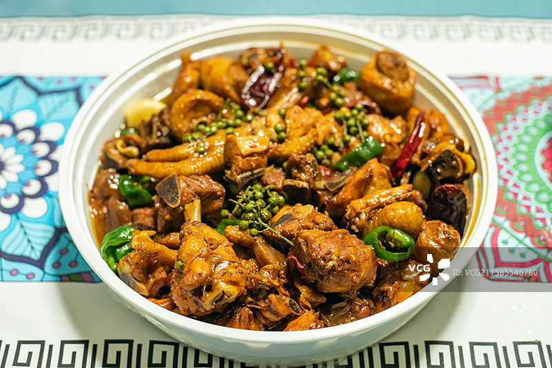 中国餐饮行业饮食产业，传统经典中国健康食物食品，一盘子临沂新泰莱芜枣庄炒辣子鸡干煸鸡，室内无人图像图片素材