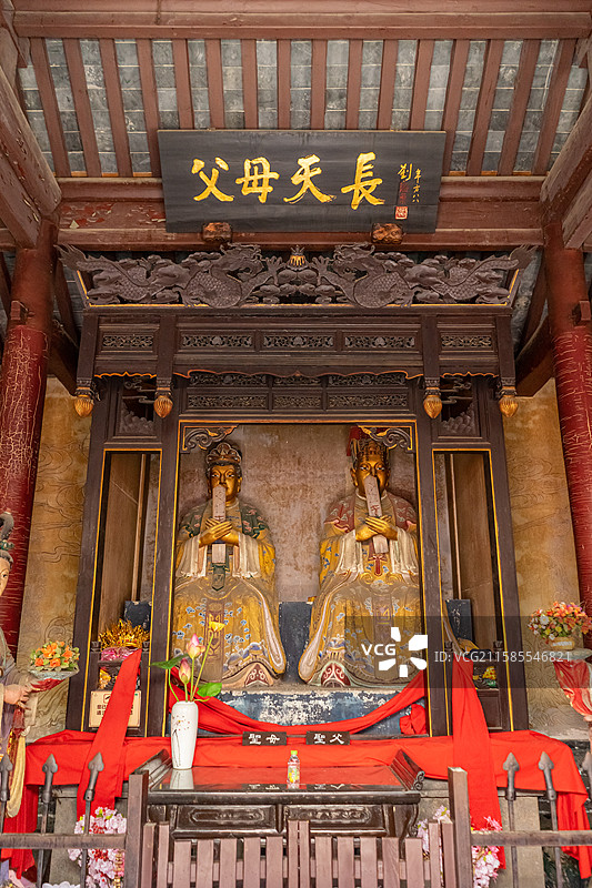 中国山东济南大明湖公园北极阁北极庙真武庙启圣殿父母殿真武大帝父母天长坐像和雨女雕像，室内神像图像摄影图片素材