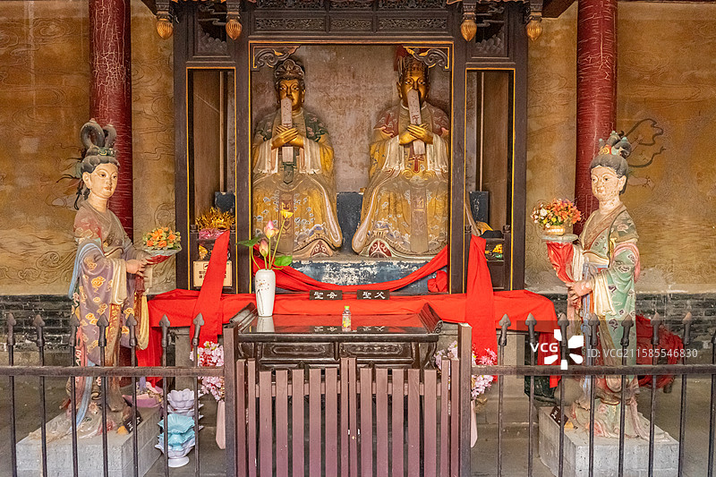 中国山东济南大明湖公园北极阁北极庙真武庙启圣殿父母殿真武大帝父母天长坐像和雨女雕像，室内神像图像摄影图片素材