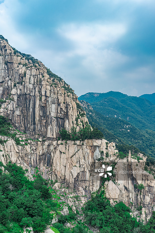 中国自然风光拍摄主题，山东泰安泰山扇子崖风景区，绿色森林和高耸山脉，阴天天空，户外白昼无人图像摄影图片素材