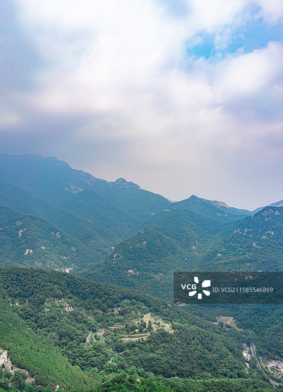 中国自然风光拍摄主题，山东泰安泰山扇子崖风景区，森林和连绵不绝山脉，阴天天空，户外白昼无人图像摄影图片素材