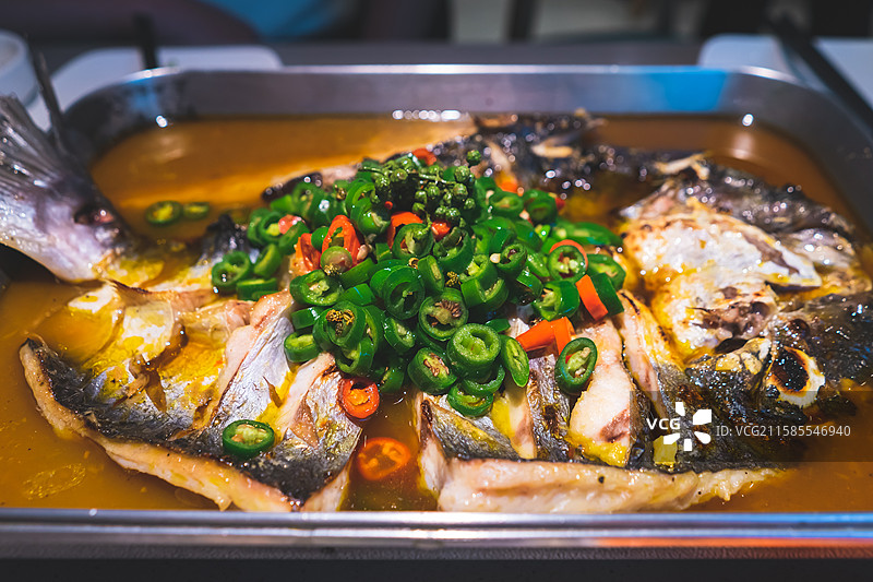 中国餐饮行业饮食产业，传统经典中国食品，一盘子四川烤鱼，室内无人图像图片素材