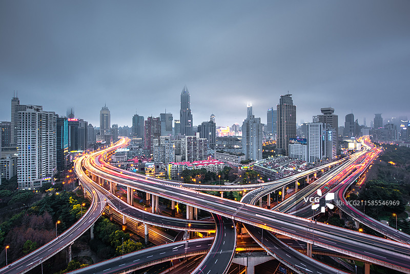 上海市区市中心延安路高架南北高架交叉路口十字路口交通汽车运输出行车流车轨夜景城市快速路图片素材