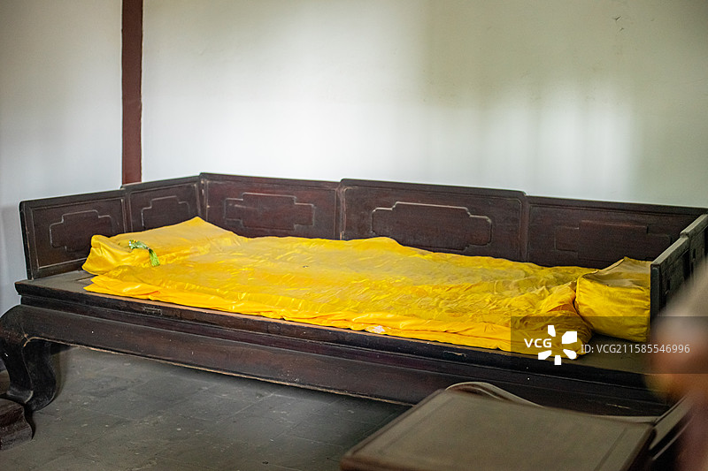 中国山东省泰安市泰山区泰山旅游景区著名景点，岱庙东御座乾隆行宫寝宫睡觉的床榻，户外白昼无人图像摄影图片素材