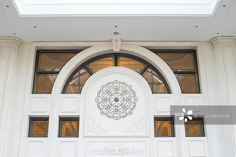 中国露台花园景观设计拍摄主题，欧洲建筑风格的酒店大厅外立面，户外白昼无人图像摄影图片素材