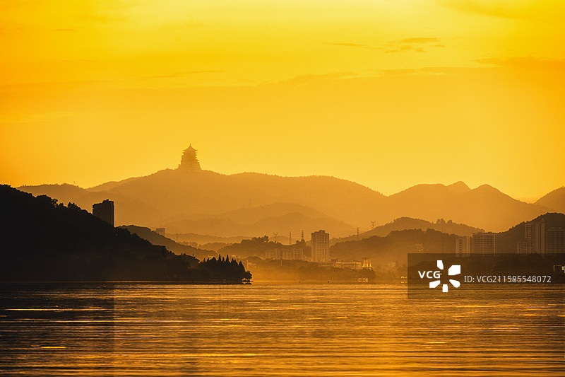 黄石东方山东昌阁日落金黄时刻图片素材