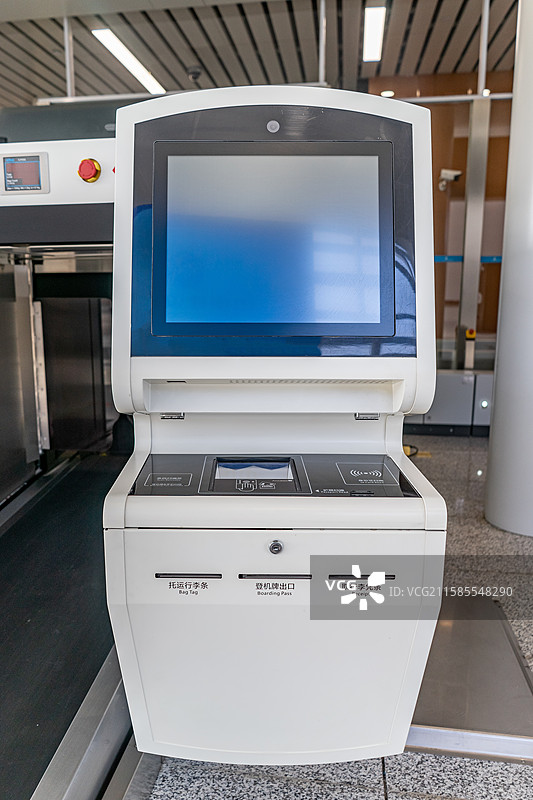 中国国际港澳台出发机场值机登机大厅票务安检区托运行李传送带入口和航班动态大屏幕，室内无人图像摄影图片素材