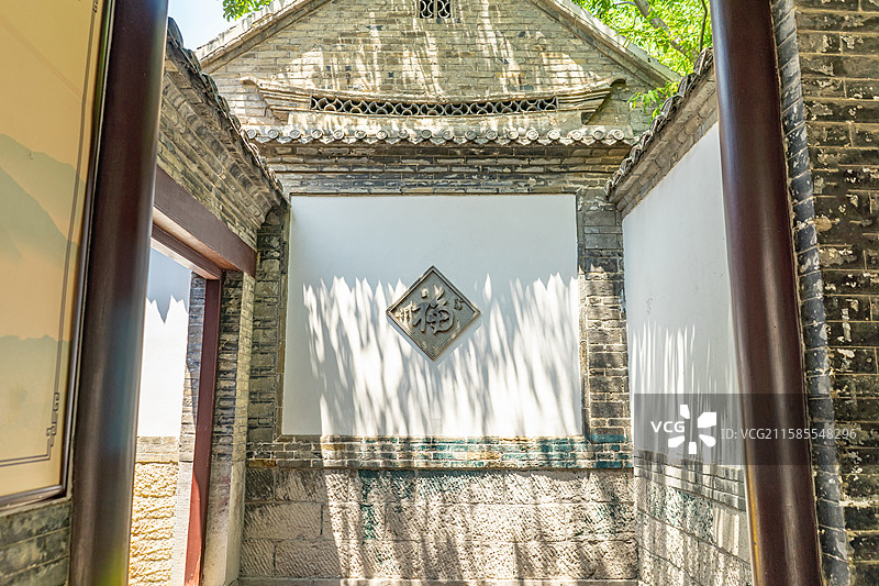 中国5A级旅游景区拍摄主题，山东济南大明湖公园园林，老舍纪念馆大门入口和照壁福字，户外白昼无人图像摄图片素材