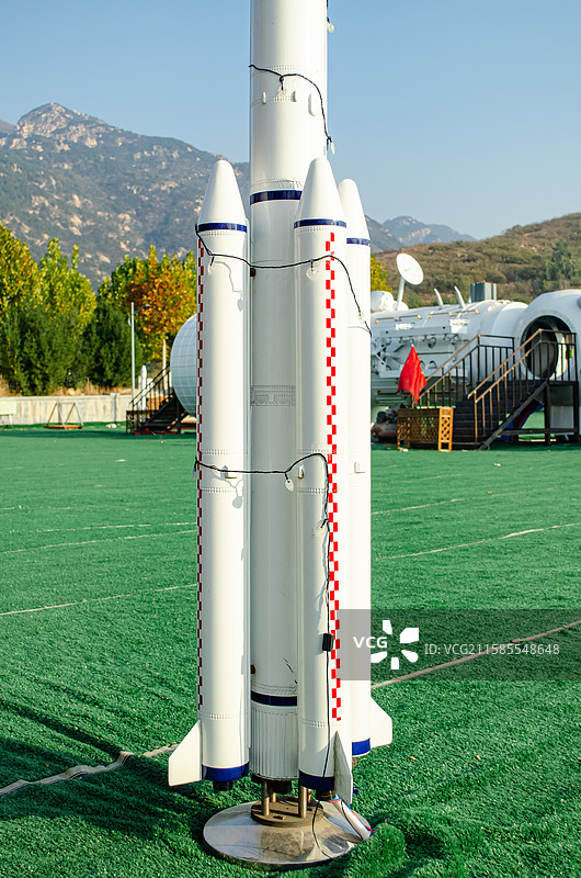 中国国际空间站航空航天发展事业拍摄主题，白色的立着的卫星太空火箭模型，户外白昼无人图像摄影图片素材