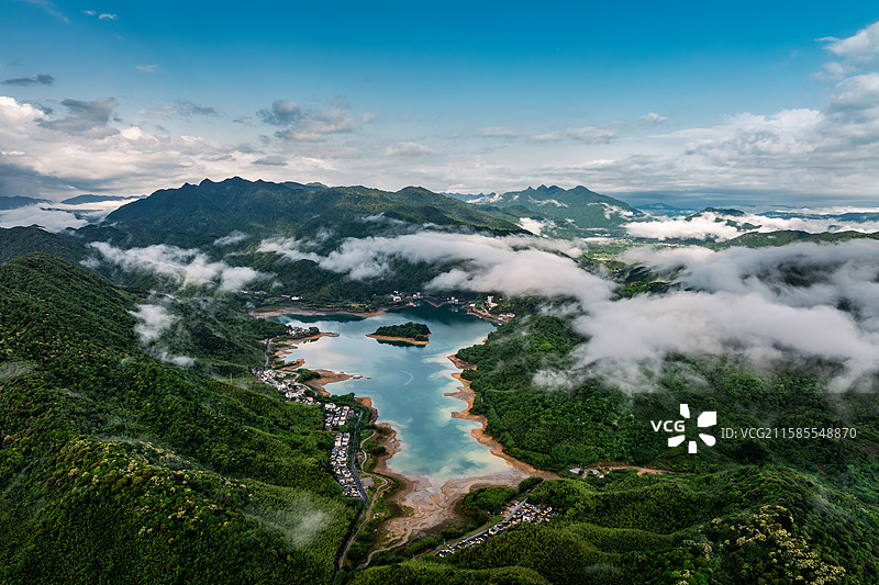 航拍云雾飘渺高山环绕的从化吕田小杉村与下库水库图片素材