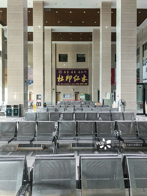 中国汽车站拍摄主题，浙江金华东阳横店客运中心，候车厅的连排金属座位，室内无人图像摄影图片素材