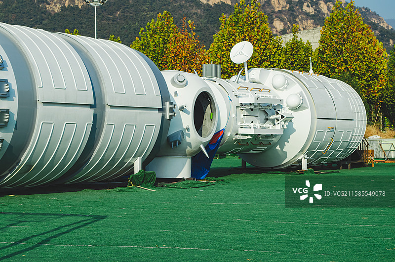 中国国际空间站航空航天发展事业拍摄主题，白色的国际空间站设备模型，户外白昼无人图像摄影图片素材