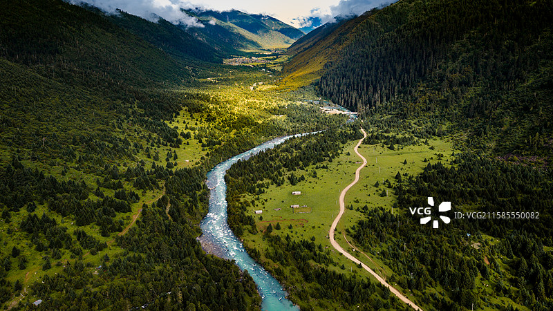 西藏林芝巴松措新措航拍图片素材