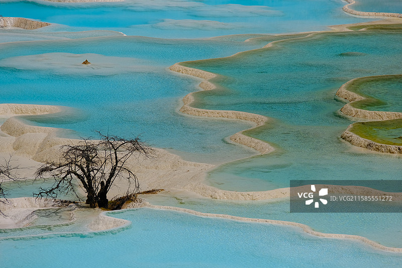 黄龙风景区五彩池里碧蓝的池水图片素材