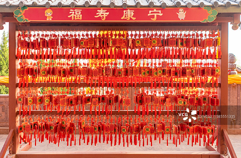 中国传统文化和自然风光拍摄主题  ,铁栏杆子上悬挂着大量红色许愿牌子，户外白昼无人图像摄影图片素材