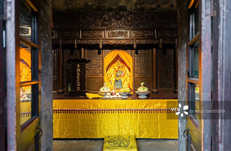 中国山西临汾洪洞县大槐树寻根祭祖园，古槐大槐树老树标志性景点遗址内部奉献地皇之神位，室内神像图像摄影图片素材