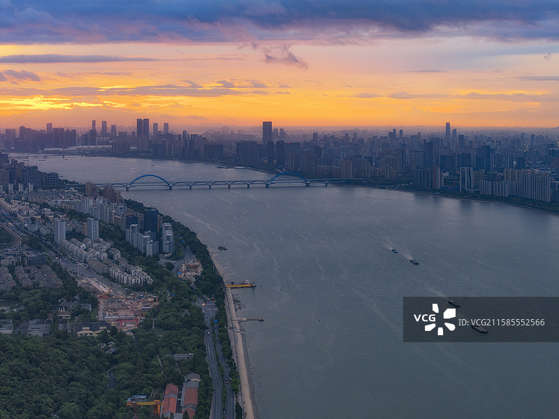 航拍清晨的杭州钱塘江两岸图片素材