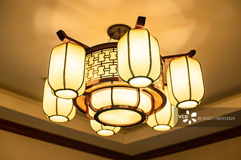 中国饮食产业拍摄主题，室内天花板上悬挂着黄色日式方形的灯笼，室内无人图像摄影图片素材