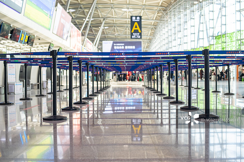 中国山东济南遥墙机场国内国际机场航站楼值机登机大厅候机室安检区托运排队通道围栏，室内无人图像摄影图片素材
