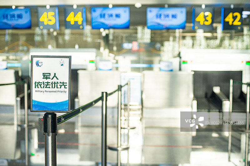 中国国内国际机场航站楼值机登机大厅候机室安检区托运排队通道围栏军人依法优先标识，室内无人图像摄影图片素材