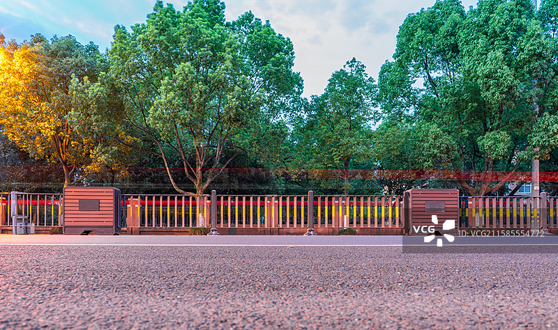 中国城市交通拍摄主题，平坦的柏油路马路公路市区路和路中央的栏杆分界线，户外白昼无人图像摄影图片素材