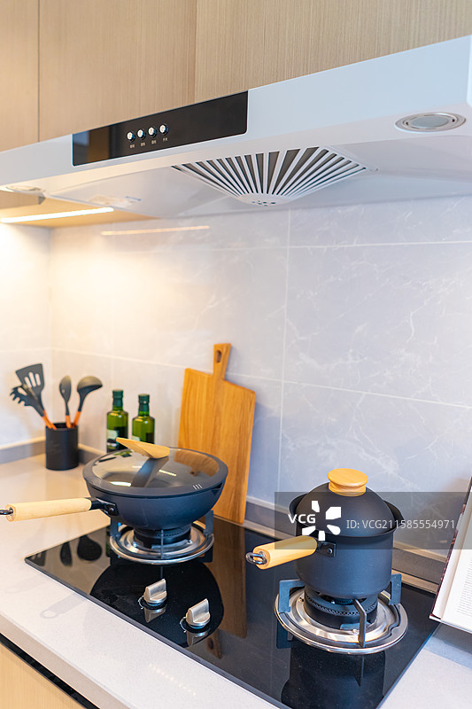 中国房地产城市健康生活拍摄主题，住宅内部环境，厨房内部环境和灶台上的锅，室内无人图像摄影图片素材