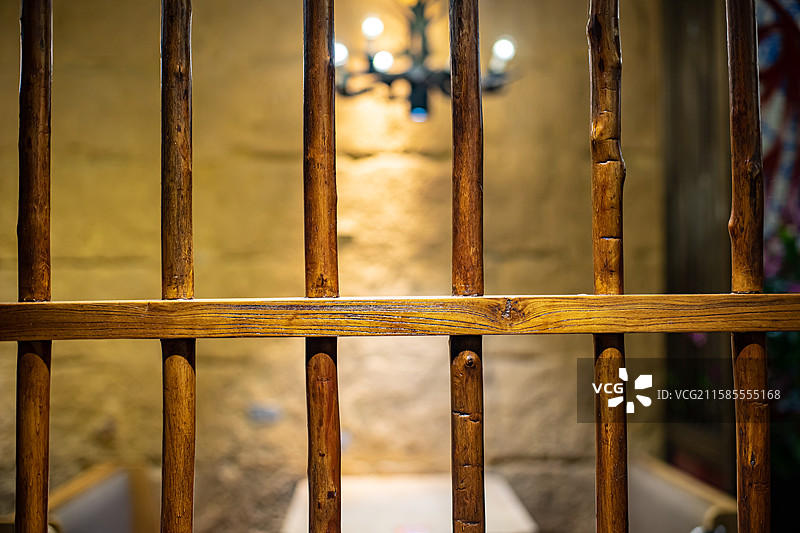 中国餐饮餐厅饭店饭馆行业，空的餐桌拍摄主题，中国传统木制窗户窗棂，室内无人图像摄影图片素材