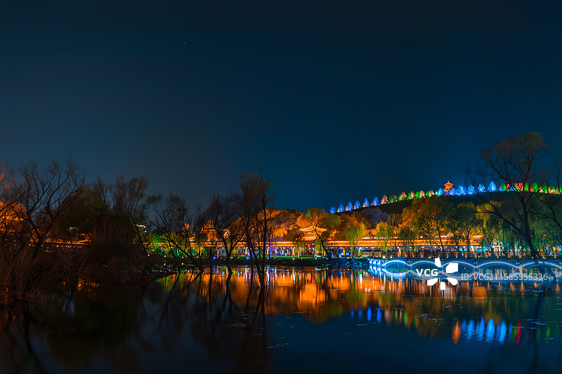 中国非都市风光拍摄主题，山东泰安泰山天平湖公园风景区，拱桥外立面和宁静湖泊，户外夜晚无人图像摄影图片素材