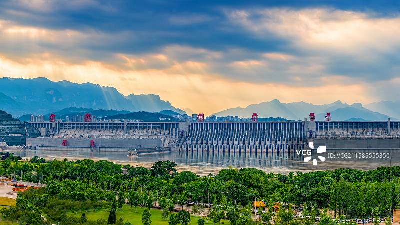 三峡大坝水利工程矗立长江，山水生态环绕，借阳光穿透云层展现能源枢纽的壮观工程景观图片素材
