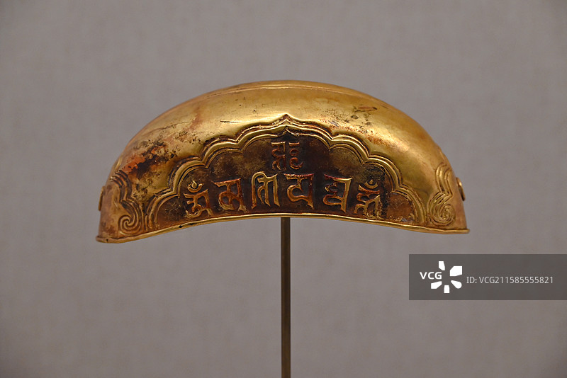凤阳县博物馆 明代 梵文如意纹半月形金发冠图片素材