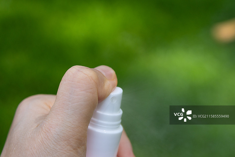 在公园使用蚊怕水驱蚊图片素材