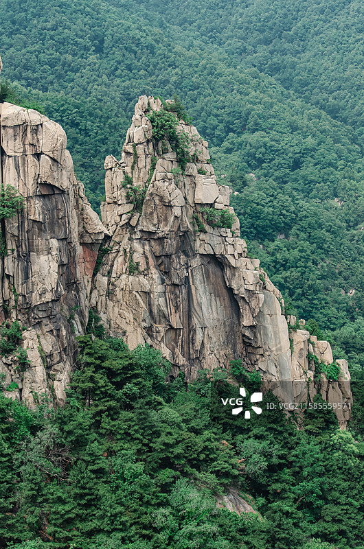 中国自然风光拍摄主题，山东泰安泰山扇子崖风景区，陡峭的悬崖上一块锋利的立石，户外白昼无人图像摄影图片素材