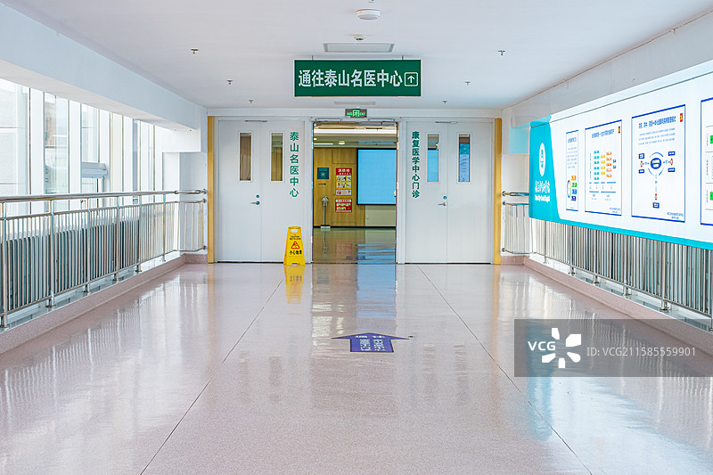 中国医院建筑拍摄主题，门诊楼门诊部通往泰山名医中心的宽阔走廊，室内无人图像摄影图片素材