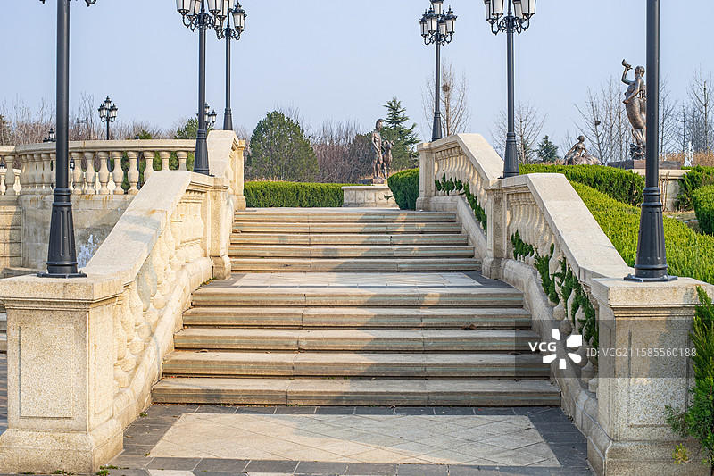 中国城市建筑实施拍摄主题，花园路里两侧高大的欧式风格路灯，户外白昼无人图像摄影图片素材