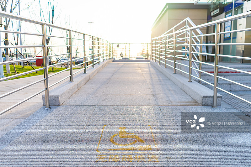 中国城市交通拍摄主题，济南遥墙机场停车场的地铁地下通道的公共建筑滚梯楼梯，户外白昼无人图像摄影图片素材