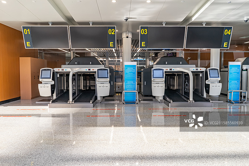 中国国际港澳台出发机场值机登机大厅票务安检区托运行李传送带入口和航班动态大屏幕，室内无人图像摄影图片素材