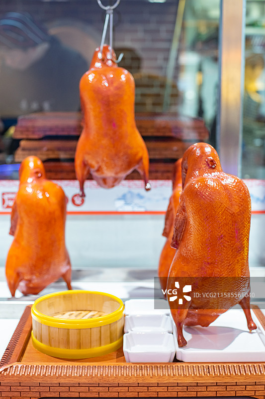 中国餐饮行业饮食产业，传统经典中国食品，北京吊炉烤鸭和一个竹子笼屉，室内无人图像摄影图片素材