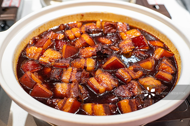 中国餐饮行业饮食产业传统经典中国食品美食拍摄主题，一锅巨大的东坡肉红烧肉，室内无人图像图片素材