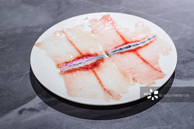 中国日料餐馆拍摄主题，餐馆的餐桌上成一排的一份切好的生鱼片，室内无人图像摄影图片素材