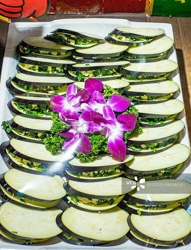 中国餐饮行业饮食产业，传统经典中国食品，美食拍摄主题，一盘子油炸面糊茄盒美食特写，室内无人图像图片素材